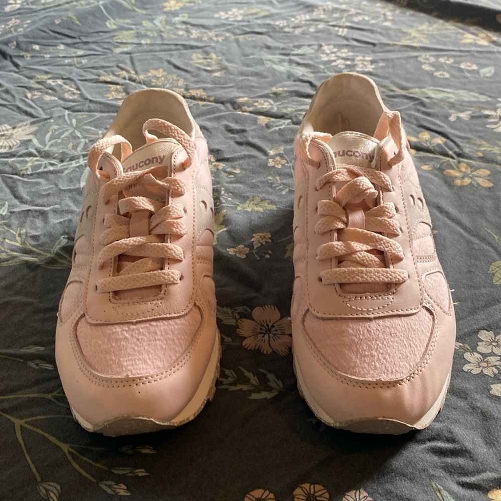 Saucony shadow peach/white size 6.5 with box